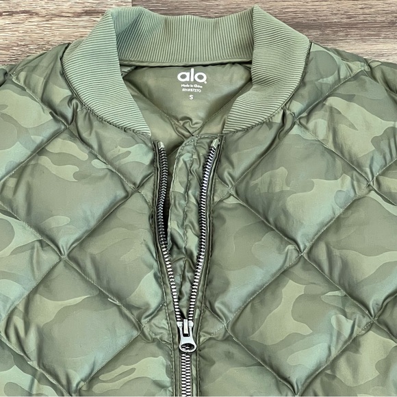 Alo Yoga Camo Quilted Down Puffer Bomber Jacket Full Zip Womens Size Small Green - Picture 4 of 7